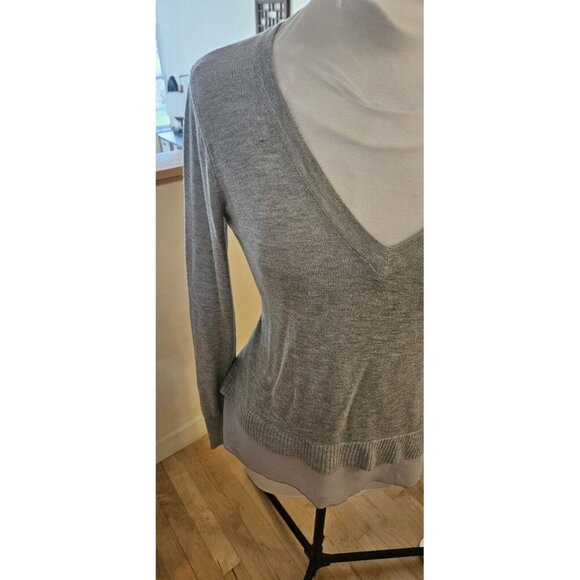V-NECK Sweater Women's Size M Gray Ruffle Hem Knit Pullover Long Sleeve - Picture 2 of 5